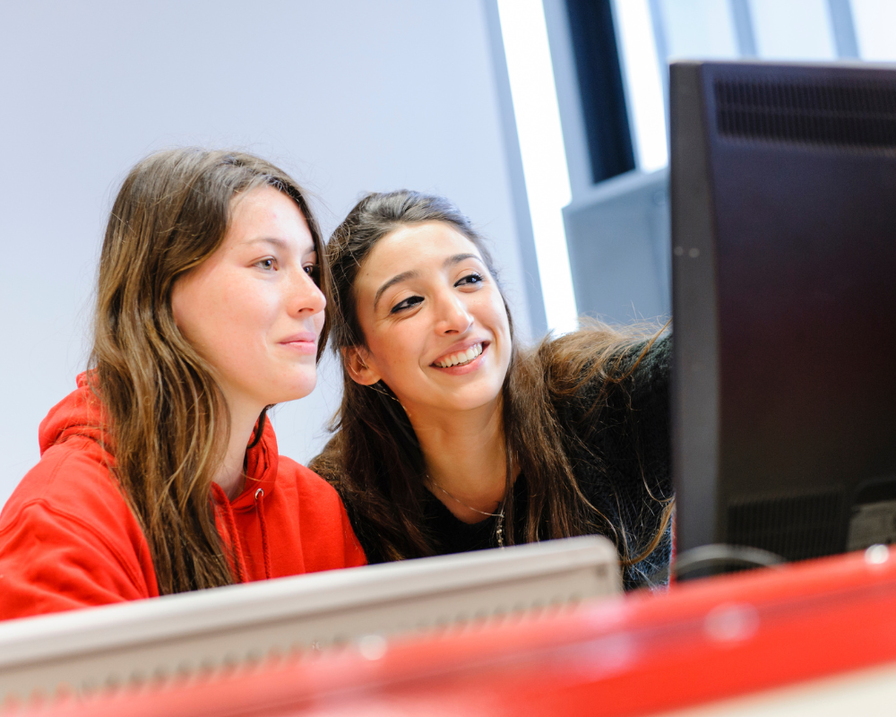 étudiantes en cours théoriques